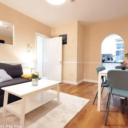 New Spacious & 3bedroom Tv& Wifi Apartment *