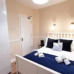 New Spacious & 3bedroom Tv& Wifi