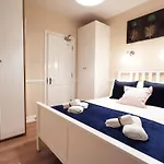 Apartament New Spacious & 3bedroom Tv& Wifi *