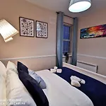 New Spacious & 3bedroom Tv& Wifi *