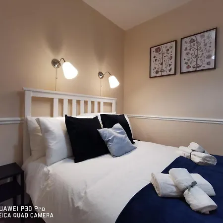 New Spacious & 3bedroom Tv& Wifi Apartament